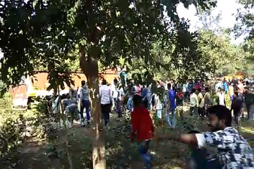 एटापल्लीहून आलापल्लीला जाणा-या बसला सुरजागडकडे लोहखनिज वाहतूक करण्यासाठी जाणा-या ट्रकने धडक दिली. एटापल्लीहून आलापल्लीला जाणा-या बसला सुरजागडकडे लोहखनिज वाहतूक करण्यासाठी जाणा-या ट्रकने धडक दिली.