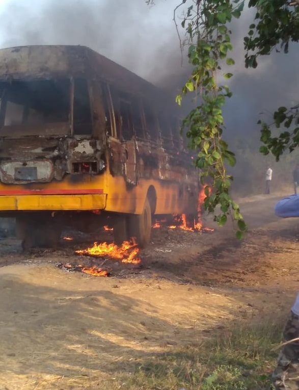 भर रस्त्यात बसने आग लागल्यामुळे बसमधील लहान विद्यार्थी यांचा जीव धोक्यात होता. पण चालक आणि वाहकाच्या सतर्कतेने विद्यार्थी बचावले आहेत. भर रस्त्यात बसने आग लागल्यामुळे बसमधील लहान विद्यार्थी यांचा जीव धोक्यात होता. पण चालक आणि वाहकाच्या सतर्कतेने विद्यार्थी बचावले आहेत.