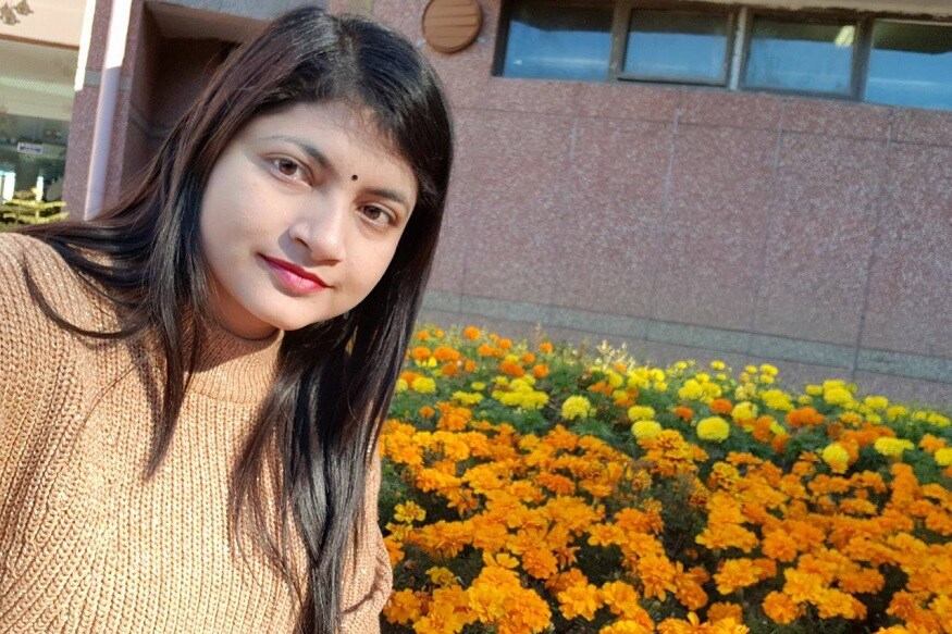 सोशल मीडियावर सतत चर्चेत असणाऱ्या बी. चंद्रकला या IAS ऑफिसरच्या घरावर सीबीआयने छापा टाकला आहे. (सर्व फोटो सौजन्य: फेसबुक) सोशल मीडियावर सतत चर्चेत असणाऱ्या बी. चंद्रकला या IAS ऑफिसरच्या घरावर सीबीआयने छापा टाकला आहे. (सर्व फोटो सौजन्य: फेसबुक)