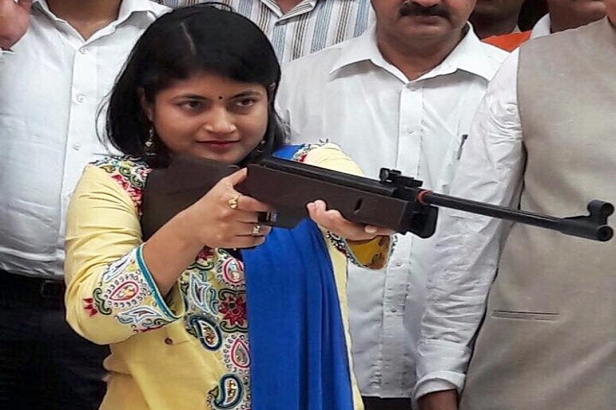 खाण घोटाळ्याप्रकरणी IAS बी चंद्रकला यांना ईडीने समन्स पाठवलं होतं. पण त्या गैरहजर राहिल्या आहेत. खाण घोटाळ्याप्रकरणी IAS बी चंद्रकला यांना ईडीने समन्स पाठवलं होतं. पण त्या गैरहजर राहिल्या आहेत.