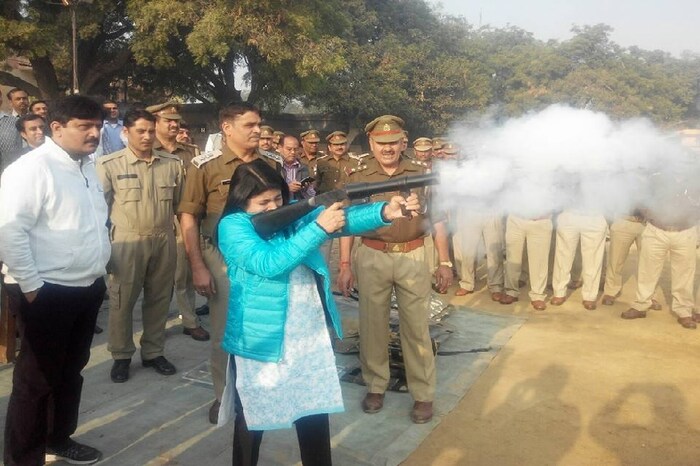 त्या मथुराच्या दुसऱ्या महिला जिल्हादंडाधिकारी ठरल्या.
