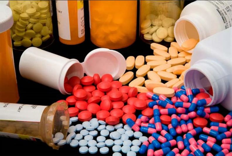 FDC (Fixed Dose Combination) असणाऱ्या औषधांमध्ये अधिक प्रमाणात एन्टिबायोटिक औषधांचा समावेश असतो. याआधी आरोग्य मंत्रालयाने 300 पेक्षा जास्त FDC औषधांना प्रतिबंध लावले होते. FDC (Fixed Dose Combination) असणाऱ्या औषधांमध्ये अधिक प्रमाणात एन्टिबायोटिक औषधांचा समावेश असतो. याआधी आरोग्य मंत्रालयाने 300 पेक्षा जास्त FDC औषधांना प्रतिबंध लावले होते.