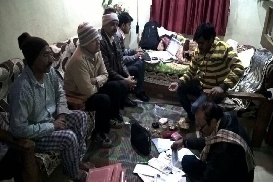 याशिवाय गंगवालच्या घरातून 20 विदेशी घड्याळं, 1 बाईक, 1 स्कुटी आणि 5.58 लाखांचं घरगुती सामान जप्त करण्यात आलं. याशिवाय गंगवालच्या घरातून 20 विदेशी घड्याळं, 1 बाईक, 1 स्कुटी आणि 5.58 लाखांचं घरगुती सामान जप्त करण्यात आलं.
