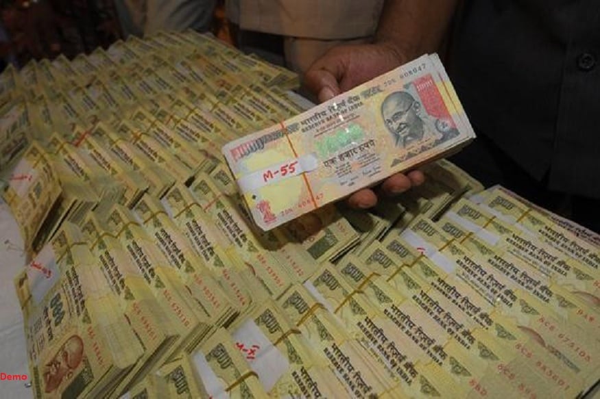 नरेंद्र गंगवालच्या गादीखाली दडवल्या होत्या तब्बल 7 लाख रुपयांच्या नोटा. त्या बघून छापे घालणारे तपास अधिकारीसुद्धा अचंबित झाले. नरेंद्र गंगवालच्या गादीखाली दडवल्या होत्या तब्बल 7 लाख रुपयांच्या नोटा. त्या बघून छापे घालणारे तपास अधिकारीसुद्धा अचंबित झाले.