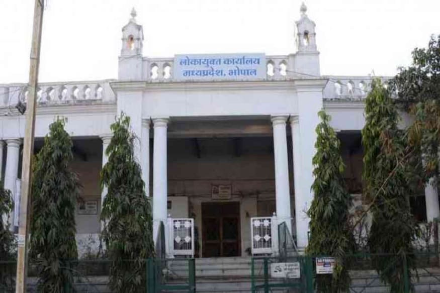 एका कलेक्टर ऑफिसमधल्या क्लार्कची ही गोष्ट 4 वर्षांपूर्वी उघड झाली होती. हा क्लार्क साधा नव्हता, नोटांच्या गादीवर झोपणाऱ्या या क्लार्कची झोप उडवली होती पोलिसांच्या छाप्यांनी. एका कलेक्टर ऑफिसमधल्या क्लार्कची ही गोष्ट 4 वर्षांपूर्वी उघड झाली होती. हा क्लार्क साधा नव्हता, नोटांच्या गादीवर झोपणाऱ्या या क्लार्कची झोप उडवली होती पोलिसांच्या छाप्यांनी.