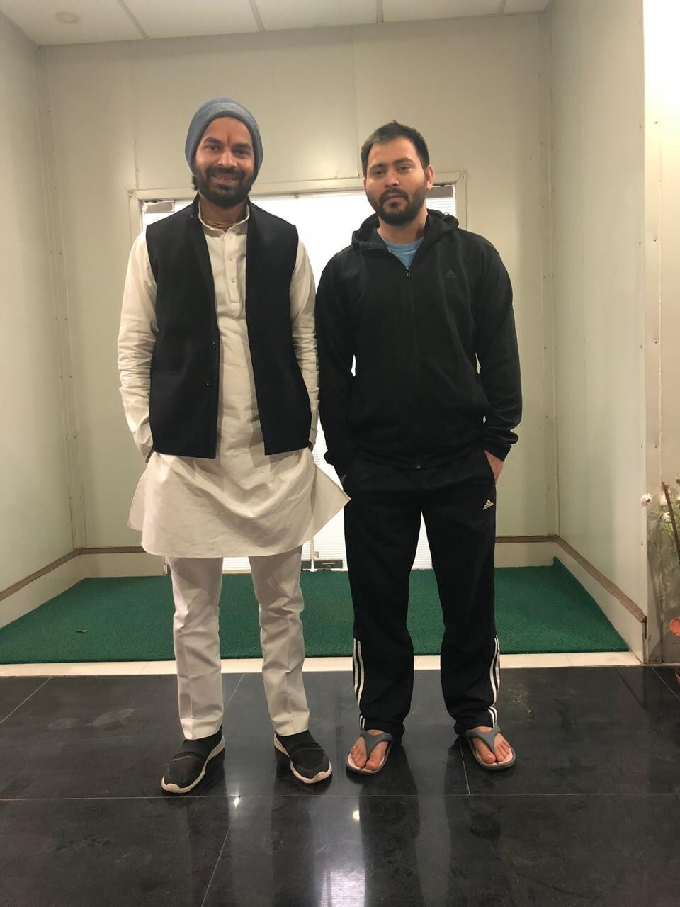 आज ठाकरे कुटुंबातील उद्धव ठाकरे आणि राज ठाकरे यांच्या अमित ठाकरेच्या लग्नानिमित्त गाठीभेठी झाल्या. तशीच भेट आज आणखी एका भावांची झाली आहे. आज ठाकरे कुटुंबातील उद्धव ठाकरे आणि राज ठाकरे यांच्या अमित ठाकरेच्या लग्नानिमित्त गाठीभेठी झाल्या. तशीच भेट आज आणखी एका भावांची झाली आहे.