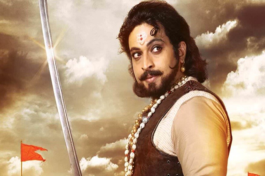 'स्वराज्यरक्षक संभाजी' मालिकेत सध्या सदरेवर न्यायनिवाडा सुरू आहे. शंभूराजे प्रत्येक आरोपीला प्रचंड रागानं सुनावतायत. 'स्वराज्यरक्षक संभाजी' मालिकेत सध्या सदरेवर न्यायनिवाडा सुरू आहे. शंभूराजे प्रत्येक आरोपीला प्रचंड रागानं सुनावतायत.