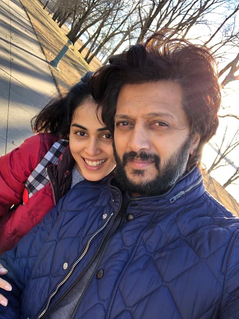 रितेशने जेनेलियासोबतचा फोटो शेअर करत म्हटलं की, #Ekladkikodekhatoaisalaga जसे दोन बेस्ट फ्रेंड एकमेकांसाठीच जन्माला आले आहेत. रितेशने जेनेलियासोबतचा फोटो शेअर करत म्हटलं की, #Ekladkikodekhatoaisalaga जसे दोन बेस्ट फ्रेंड एकमेकांसाठीच जन्माला आले आहेत.