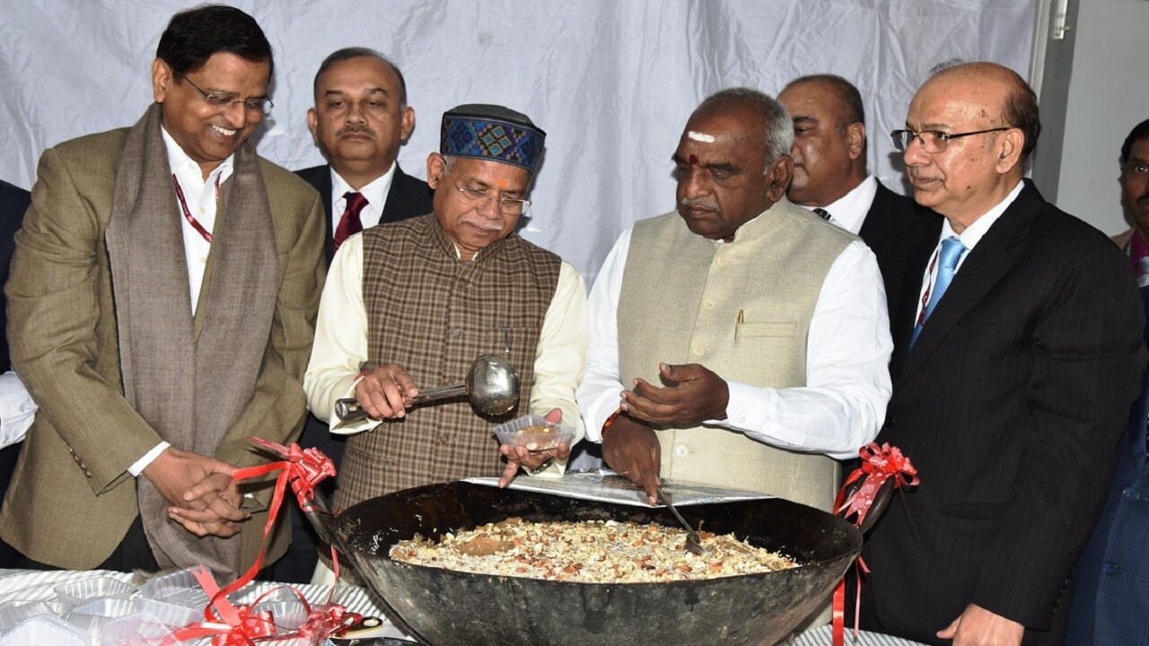 आज ( 1 फेब्रुवारी ) अर्थसंकल्प सादर होणार. पण त्याआधी बऱ्याच गोष्टी होत असतात. महत्त्वाचा असतो तो हलवा सोहळा. अर्थसंकल्पाची कागदपत्र प्रिंट होण्यासाठी गेली की अर्थमंत्रालयातले सगळे अधिकारी हलवा बनवतात आणि वाटतात. यावेळी अर्थमंत्रीही उपस्थित असतात. ( फोटो सौजन्य - ट्विटर/ @FinMinIndia ) आज ( 1 फेब्रुवारी ) अर्थसंकल्प सादर होणार. पण त्याआधी बऱ्याच गोष्टी होत असतात. महत्त्वाचा असतो तो हलवा सोहळा. अर्थसंकल्पाची कागदपत्र प्रिंट होण्यासाठी गेली की अर्थमंत्रालयातले सगळे अधिकारी हलवा बनवतात आणि वाटतात. यावेळी अर्थमंत्रीही उपस्थित असतात. ( फोटो सौजन्य - ट्विटर/ @FinMinIndia )
