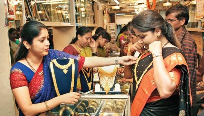 सोन्याच्या दरात आणखी वाढ होण्याची शक्यता असल्याने ग्राहकांनी सोने खरेदीसाठी गर्दी केली असल्याचं पाहायला मिळत आहे. सोन्याच्या दरात आणखी वाढ होण्याची शक्यता असल्याने ग्राहकांनी सोने खरेदीसाठी गर्दी केली असल्याचं पाहायला मिळत आहे.
