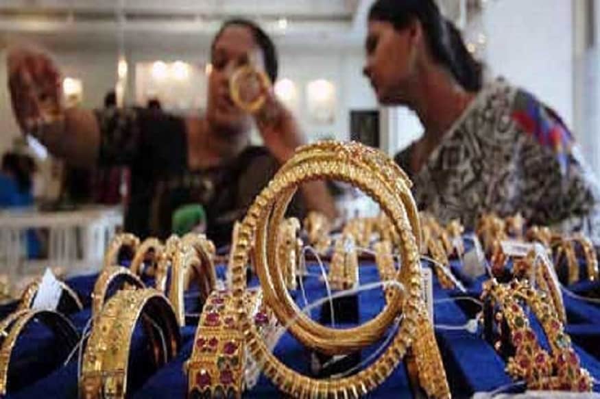 आंतरराष्ट्रीय स्तरावर सोन्याच्या दरात झालेली वाढ आणि रुपयाची घसरण सुरू आहे. त्याचा हा परिणाम आहे. आंतरराष्ट्रीय स्तरावर सोन्याच्या दरात झालेली वाढ आणि रुपयाची घसरण सुरू आहे. त्याचा हा परिणाम आहे.