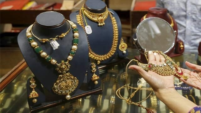 एवढंच नव्हे तर भविष्यात सोन्याचे दर आणखी वाढण्याची शक्यता वर्तवली जातेय. त्यामुळं ऐन लगनसराईच्या तोंडावर सोन्यानं भाव खाल्लाय. एवढंच नव्हे तर भविष्यात सोन्याचे दर आणखी वाढण्याची शक्यता वर्तवली जातेय. त्यामुळं ऐन लगनसराईच्या तोंडावर सोन्यानं भाव खाल्लाय.