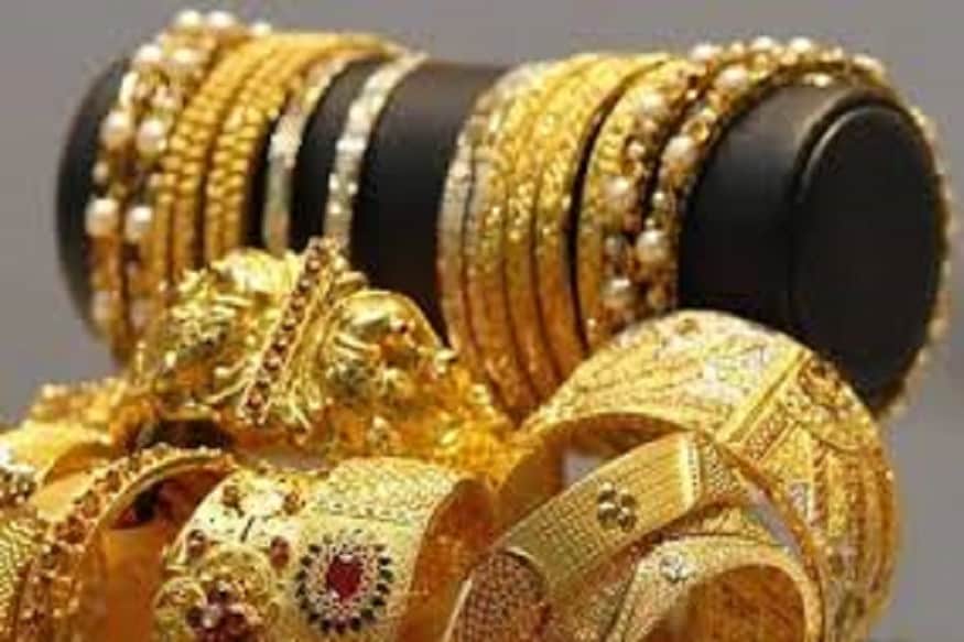 सोन्याचा 33 हजाराचा दर कायम राहिला तर दागिने बनवण्यासाठी खिसा जरा जास्तच रिकामा करावा लागणार आहे. सोन्याचा 33 हजाराचा दर कायम राहिला तर दागिने बनवण्यासाठी खिसा जरा जास्तच रिकामा करावा लागणार आहे.