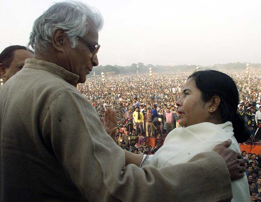 राष्ट्रीय लोकशाही आघाडीचे NDA चे ते निमंत्रक होते. बंगालमध्ये तत्कालीन डाव्या सरकारच्या विरोधातल्या रॅलीत ममता बॅनर्जींशी हातमिळवणी करताना.... राष्ट्रीय लोकशाही आघाडीचे NDA चे ते निमंत्रक होते. बंगालमध्ये तत्कालीन डाव्या सरकारच्या विरोधातल्या रॅलीत ममता बॅनर्जींशी हातमिळवणी करताना....