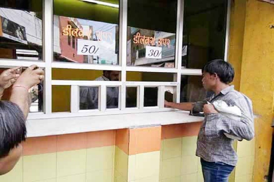 आमदार व्हायच्या अगोदर ते एक सिनेमा थिएटर चालवायचे. ते आपल्या टॉकिजमध्ये तिकिटबारीवर बसून तिकिटंही विकायचे. 1978पासून ते या सिनेमा हॉलचे मालक आहेत. आमदार व्हायच्या अगोदर ते एक सिनेमा थिएटर चालवायचे. ते आपल्या टॉकिजमध्ये तिकिटबारीवर बसून तिकिटंही विकायचे. 1978पासून ते या सिनेमा हॉलचे मालक आहेत.