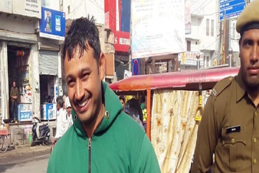 या गांधीगिरी मोहिमेत गुरुवारी एक वेगळाच सीन झाला. जिथे ट्रॅफिक पोलिसांचं चेकिंग सुरू होतं, त्याच रस्त्यावरून एक महाशय हेल्मेटशिवाय जात असताना दिसले. लेडी पोलीसने त्यांना अडवलं तेव्हा दोघेही एकमेकांकडे बघून हसले. या गांधीगिरी मोहिमेत गुरुवारी एक वेगळाच सीन झाला. जिथे ट्रॅफिक पोलिसांचं चेकिंग सुरू होतं, त्याच रस्त्यावरून एक महाशय हेल्मेटशिवाय जात असताना दिसले. लेडी पोलीसने त्यांना अडवलं तेव्हा दोघेही एकमेकांकडे बघून हसले.