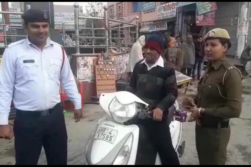 हेल्मेटशिवाय गाडी चालवणाऱ्यांना दंड आकारणारे पोलीस हे आता नित्याचं चित्र झालं आहे. महिला ट्रॅफिक पोलीसही हल्ली या कारवाईत सामील असतात. हेल्मेटशिवाय गाडी चालवणाऱ्यांना दंड आकारणारे पोलीस हे आता नित्याचं चित्र झालं आहे. महिला ट्रॅफिक पोलीसही हल्ली या कारवाईत सामील असतात.