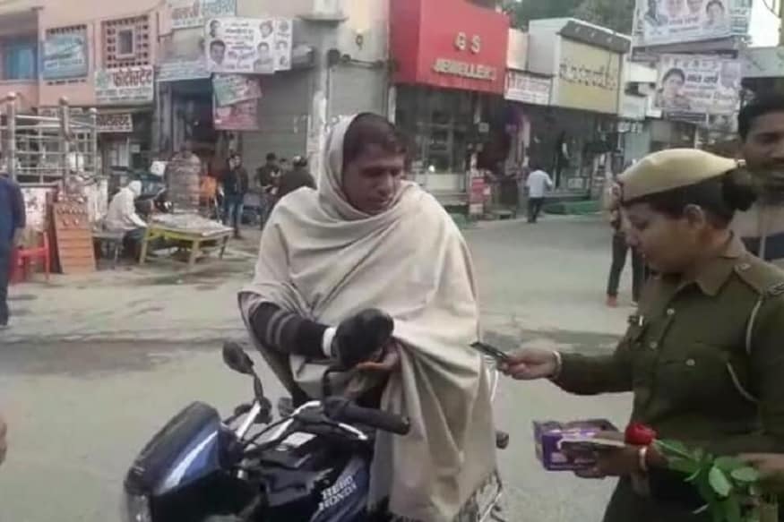 झज्जरमध्ये स्थानिक पोलीस अधीक्षकांनी एक नवी मोहीम सुरू केली आहे. ट्रॅफिक नियमांचं उल्लंघन करणाऱ्यांना ते गुलाबाचं फुल देऊन नियम पाळण्याचं आवाहन करतात. झज्जरमध्ये स्थानिक पोलीस अधीक्षकांनी एक नवी मोहीम सुरू केली आहे. ट्रॅफिक नियमांचं उल्लंघन करणाऱ्यांना ते गुलाबाचं फुल देऊन नियम पाळण्याचं आवाहन करतात.
