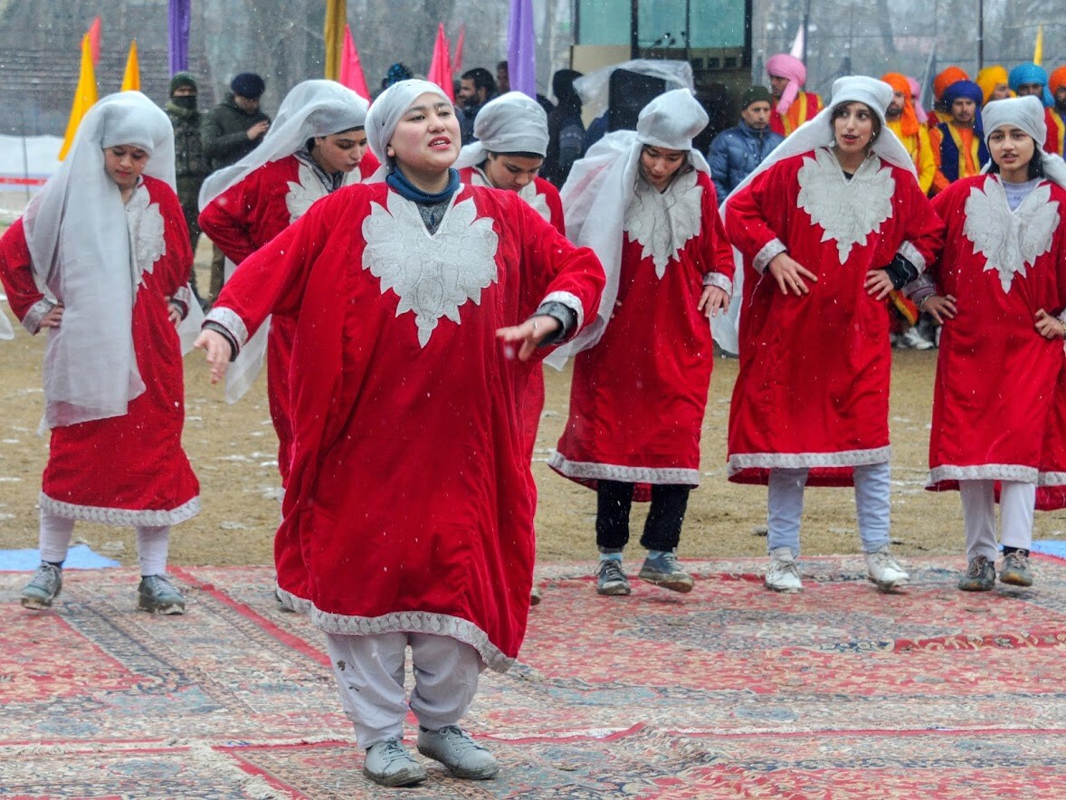 तरुणांच्या दगडफेकीमुळे इथल्या नागरिकांची एक वेगळी प्रतिमा निर्माण झालीय. मात्र नागरिक आणि विद्यार्थ्यांच्या मोठ्या गटाला शांतता पाहिजे आहे. असे सर्व जण प्रजासत्ताक दिनाच्या कार्यक्रमात सहभागी होत असतात. तरुणांच्या दगडफेकीमुळे इथल्या नागरिकांची एक वेगळी प्रतिमा निर्माण झालीय. मात्र नागरिक आणि विद्यार्थ्यांच्या मोठ्या गटाला शांतता पाहिजे आहे. असे सर्व जण प्रजासत्ताक दिनाच्या कार्यक्रमात सहभागी होत असतात.