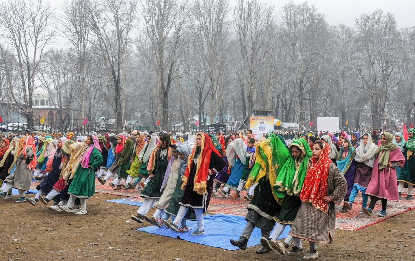 प्रसाजसत्ताक दिनाचा मुख्य कार्यक्रम हा श्रीनगरच्या शेर ए काश्मीर स्टेडियमवर होत असतो. त्यात सांस्कृतिक कार्यक्रमांचेही सादरीकरण होतं. त्याचीही जोरदार तयारी सध्या सुरू असून विद्यार्थी आणि नागरिकांनी त्यात सहभाग घेतलाय. प्रसाजसत्ताक दिनाचा मुख्य कार्यक्रम हा श्रीनगरच्या शेर ए काश्मीर स्टेडियमवर होत असतो. त्यात सांस्कृतिक कार्यक्रमांचेही सादरीकरण होतं. त्याचीही जोरदार तयारी सध्या सुरू असून विद्यार्थी आणि नागरिकांनी त्यात सहभाग घेतलाय.