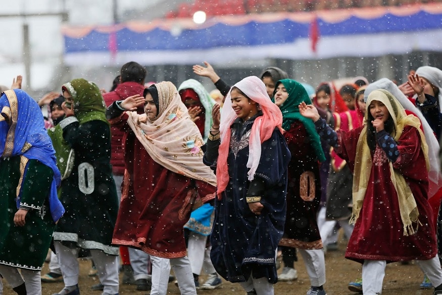 प्रजासत्ताक दिनाच्या कार्यक्रमात सहभागी होऊ नये अशी धमकी अतिरेकी संघटनांनी दिली होती. मात्र त्या धमक्यांना न जुमानता नागरिक गुरुवारी झालेल्या रंगीत तालमीत सहभागी झाले. प्रजासत्ताक दिनाच्या कार्यक्रमात सहभागी होऊ नये अशी धमकी अतिरेकी संघटनांनी दिली होती. मात्र त्या धमक्यांना न जुमानता नागरिक गुरुवारी झालेल्या रंगीत तालमीत सहभागी झाले.