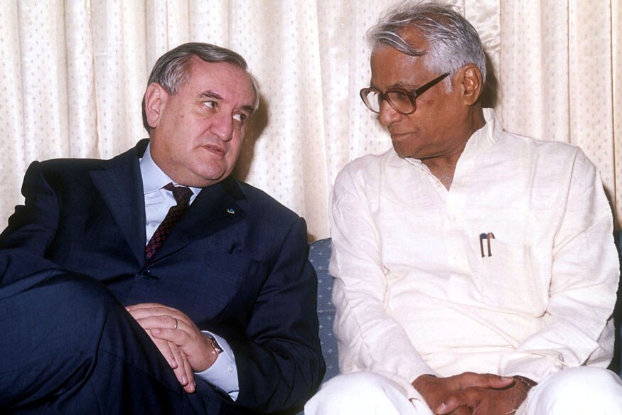 फ्रान्सचे तत्कालीन पंतप्रधान जीन पिअरे रॅफ्रीन यांच्या समवेत चर्चा करताना जॉर्ज फर्नांडिस. एरो इंडिया शो बेंगळुरूमध्ये झाला होता. त्या वेळचा हा फोटो. फ्रान्सचे तत्कालीन पंतप्रधान जीन पिअरे रॅफ्रीन यांच्या समवेत चर्चा करताना जॉर्ज फर्नांडिस. एरो इंडिया शो बेंगळुरूमध्ये झाला होता. त्या वेळचा हा फोटो.