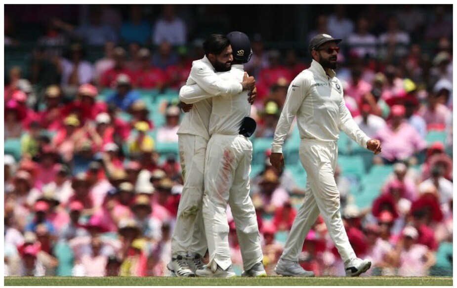 ऑस्ट्रेलियाची धावसंख्या ७२ असताना पहिली विकेट पडली. मार्कस हॅरिसने २४ व्या षटकात बुमराहच्या गोलंदाजीवर एक रन घेत आपलं अर्धशतक पूर्ण केलं. त्याने अवघ्या ६७ चेंडूत ५ चौकारांच्या मदतीने आपलं अर्धशतक पूर्ण केलं. हे त्याचं कसोटीतील दुसरं अर्धशतक आहे. ऑस्ट्रेलियाची धावसंख्या ७२ असताना पहिली विकेट पडली. मार्कस हॅरिसने २४ व्या षटकात बुमराहच्या गोलंदाजीवर एक रन घेत आपलं अर्धशतक पूर्ण केलं. त्याने अवघ्या ६७ चेंडूत ५ चौकारांच्या मदतीने आपलं अर्धशतक पूर्ण केलं. हे त्याचं कसोटीतील दुसरं अर्धशतक आहे.