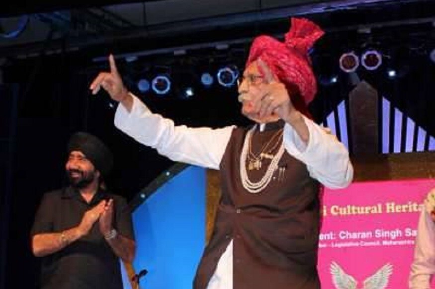 डोक्यावर खास फेटा आणि रूबाबदार राहणी हे धर्मपाल यांचं खास वैशिष्ट्यं. त्यामुळेच त्यांना एमडीएच वाले दादाजी असंही म्हणतात. तर काही लोक त्यांना महाशय या नावानेही ओळखतात. ते कायम आपल्या डिलर्सना भेटत असतात. डोक्यावर खास फेटा आणि रूबाबदार राहणी हे धर्मपाल यांचं खास वैशिष्ट्यं. त्यामुळेच त्यांना एमडीएच वाले दादाजी असंही म्हणतात. तर काही लोक त्यांना महाशय या नावानेही ओळखतात. ते कायम आपल्या डिलर्सना भेटत असतात.
