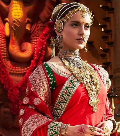 कंगनाचा मणिकर्णिका सिनेमा येत्या 25 जानेवारीला प्रदर्शित होण्याच्या मार्गावर आहे. सिनेमा कंगना आणि कृष यांनी एकत्र मिळून दिग्दर्शित केला आहे. मणिकर्णिका सिनेमात ती राणी लक्ष्मीबाई यांची व्यक्तीरेखा साकारणार असून विशेष म्हणजे दिग्दर्शन म्हणून कंगनाची हा पहिला चित्रपट आहे. कंगनाचा मणिकर्णिका सिनेमा येत्या 25 जानेवारीला प्रदर्शित होण्याच्या मार्गावर आहे. सिनेमा कंगना आणि कृष यांनी एकत्र मिळून दिग्दर्शित केला आहे. मणिकर्णिका सिनेमात ती राणी लक्ष्मीबाई यांची व्यक्तीरेखा साकारणार असून विशेष म्हणजे दिग्दर्शन म्हणून कंगनाची हा पहिला चित्रपट आहे.