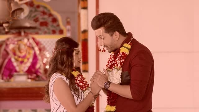 कुठल्या मालिकेचं काहीही होवो, माझ्या नवऱ्याची बायको पहिलं स्थान सोडायला तयार नाही. आता तर मालिकेत गुरू शनायाशी लग्न करायला निघालाय. त्यात अजून एक प्रेमाचा ट्रॅक सुरू आहे. तो म्हणजे जेनीचा. ख्रिश्चन आणि गुजराती लग्नाचा बारही लवकर उडणार. राधिका, शनाया, शनायाची आई यांच्यातल्या चढाओढी प्रेक्षकांना पाहायला आवडतायत. कुठल्या मालिकेचं काहीही होवो, माझ्या नवऱ्याची बायको पहिलं स्थान सोडायला तयार नाही. आता तर मालिकेत गुरू शनायाशी लग्न करायला निघालाय. त्यात अजून एक प्रेमाचा ट्रॅक सुरू आहे. तो म्हणजे जेनीचा. ख्रिश्चन आणि गुजराती लग्नाचा बारही लवकर उडणार. राधिका, शनाया, शनायाची आई यांच्यातल्या चढाओढी प्रेक्षकांना पाहायला आवडतायत.