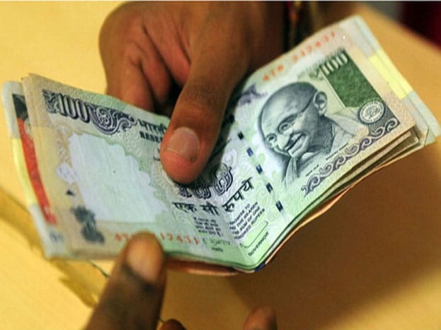 यासाठी तुम्हाला सिस्टमेटिक इन्वेस्टमेंट प्लान (SIP ) सुरू करायला हवा. यात धोका कमी आणि रिटर्न कमीत कमी 10 टक्के तरी असतं. यासाठी तुम्हाला सिस्टमेटिक इन्वेस्टमेंट प्लान (SIP ) सुरू करायला हवा. यात धोका कमी आणि रिटर्न कमीत कमी 10 टक्के तरी असतं.