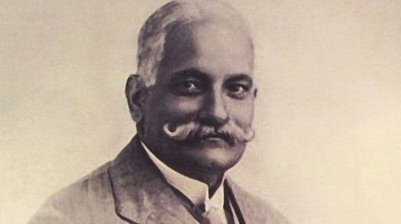 पंडित नेहरु यांचे वडिल मोतीलाल नेहरु यांच्यापासून या घराण्याच्या राजकारण प्रवेशाची सुरुवात झाली. ते बॅरिस्टर होते आणि स्वातंत्र चळवळीत सक्रिय होते. 1920 आणि 1929 असे दोन वेळा ते काँग्रेसचे अध्यक्षही होते. पंडित नेहरु यांचे वडिल मोतीलाल नेहरु यांच्यापासून या घराण्याच्या राजकारण प्रवेशाची सुरुवात झाली. ते बॅरिस्टर होते आणि स्वातंत्र चळवळीत सक्रिय होते. 1920 आणि 1929 असे दोन वेळा ते काँग्रेसचे अध्यक्षही होते.