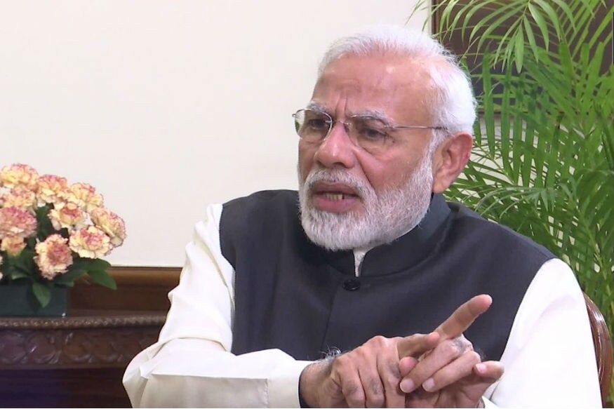 आपल्या या निर्णयावर शिक्कामोर्तब करण्यासाठी सरकारने पंतप्रधान कार्यालयासह नीती आयोगात बैठक बोलावली आहे. याच आठवड्यात या निर्णयाची घोषणा होण्याची शक्यता आहे. यामध्ये संबंधित मंत्रालयाच्या अधिकाऱ्यांनाही याबाबत चर्चा करण्यास सांगण्यात आलंय. या निर्णयाची घोषणा करण्यापूर्वी पंतप्रधान नरेंद्र मोदी स्वत: शेतकरी नेत्यांशी चर्चा करत आहेत. आपल्या या निर्णयावर शिक्कामोर्तब करण्यासाठी सरकारने पंतप्रधान कार्यालयासह नीती आयोगात बैठक बोलावली आहे. याच आठवड्यात या निर्णयाची घोषणा होण्याची शक्यता आहे. यामध्ये संबंधित मंत्रालयाच्या अधिकाऱ्यांनाही याबाबत चर्चा करण्यास सांगण्यात आलंय. या निर्णयाची घोषणा करण्यापूर्वी पंतप्रधान नरेंद्र मोदी स्वत: शेतकरी नेत्यांशी चर्चा करत आहेत.