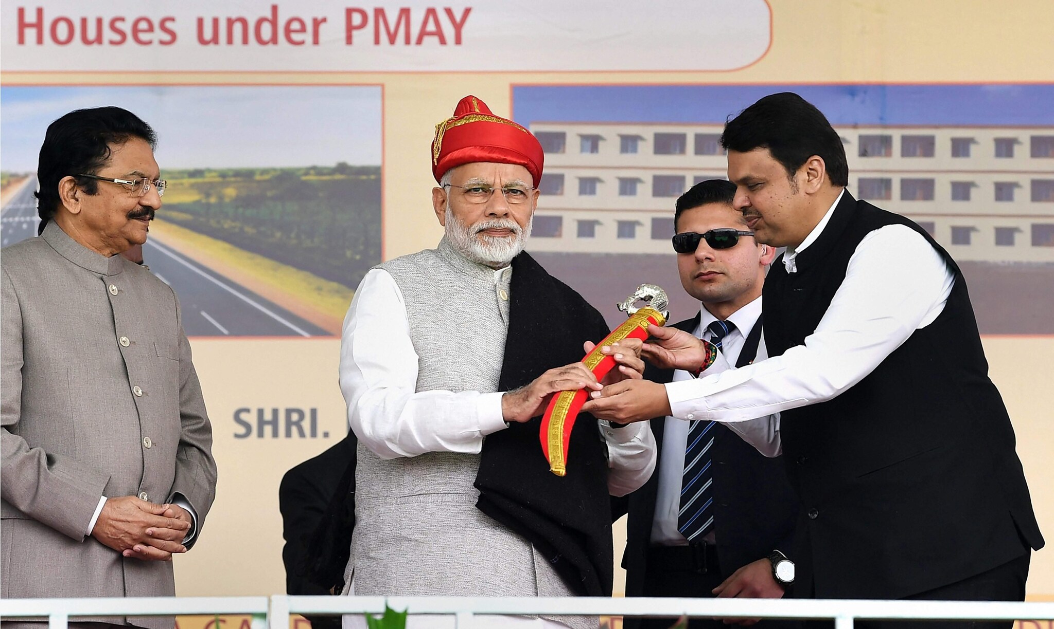 समाजातील सर्वांना खुश ठेवण्याचा प्रयत्न भाजपकडून करण्यात आला, असं या कार्यक्रमाच्या आयोजनातून दिसलं. समाजातील सर्वांना खुश ठेवण्याचा प्रयत्न भाजपकडून करण्यात आला, असं या कार्यक्रमाच्या आयोजनातून दिसलं.
