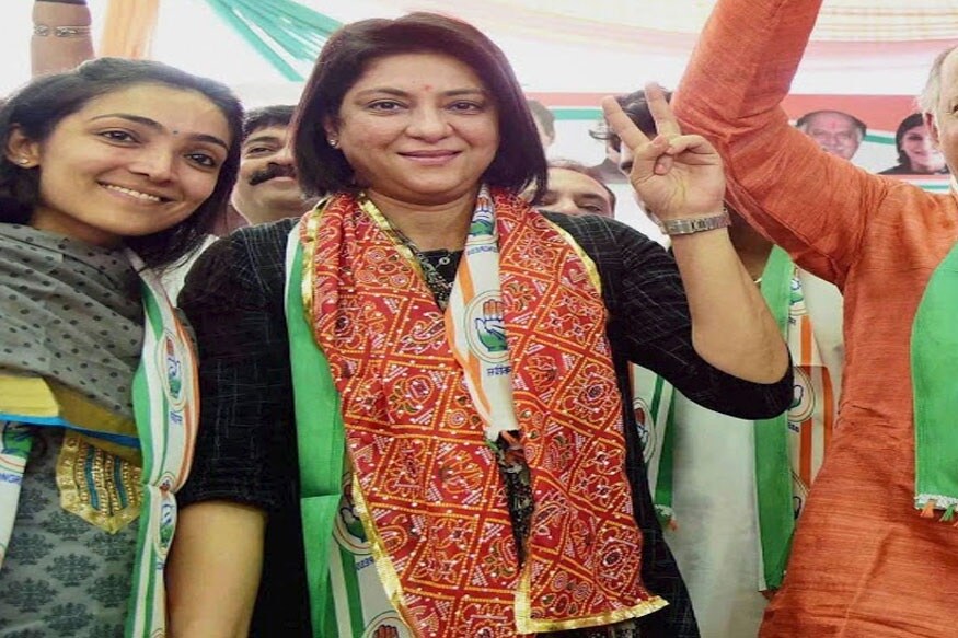 काँग्रेसच्या माजी खासदार प्रिया दत्त या आगामी लोकसभा निवडणुका लढणार नाही आहे. यासंदर्भात त्यांनी राहुल गांधी यांना पत्र लिहलं आहे. त्यामुळे आता प्रिया यांच्या जागेवर कोणता उमेदवार उभा राहणार याची चर्चा सध्या सुरू झाली आहे. काँग्रेसच्या माजी खासदार प्रिया दत्त या आगामी लोकसभा निवडणुका लढणार नाही आहे. यासंदर्भात त्यांनी राहुल गांधी यांना पत्र लिहलं आहे. त्यामुळे आता प्रिया यांच्या जागेवर कोणता उमेदवार उभा राहणार याची चर्चा सध्या सुरू झाली आहे.