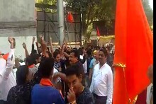 ठाकरे सिनेमा VIDEO : शिवसैनिकांनी थेट थिएटरबाहेरच केला ढोलताशांचा गजर