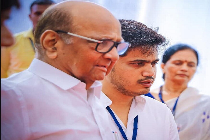 राष्ट्रवादी काँग्रेसचे अध्यक्ष शरद पवार यांचे नातू रोहित पवार हे गेल्या काही दिवसांत राजकारणात सक्रीय झालेले पाहायला मिळत आहेत. (सर्व फोटो सौजन्य : रोहित पवार फेसबुक पेज) राष्ट्रवादी काँग्रेसचे अध्यक्ष शरद पवार यांचे नातू रोहित पवार हे गेल्या काही दिवसांत राजकारणात सक्रीय झालेले पाहायला मिळत आहेत. (सर्व फोटो सौजन्य : रोहित पवार फेसबुक पेज)