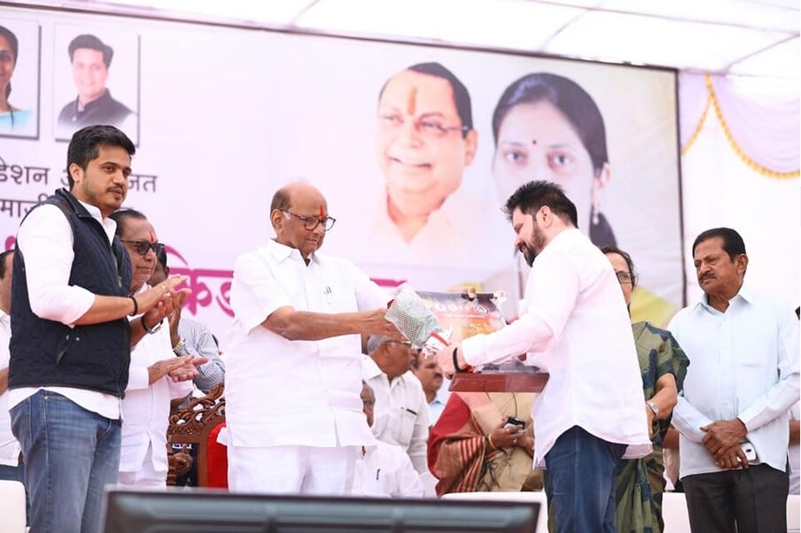 शरद पवार यांचे नातू असणारे रोहित पवार हे सध्या पक्ष संघटनेत चांगलेच सक्रीय झाल्याचं दिसत आहे. 
