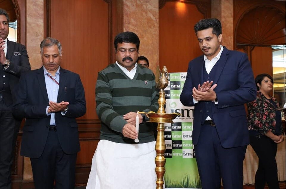 'जर तुम्हाला हे सरकार जुमलेबाजीचं असं वाटत असेल तर सत्तेतून बाहेर पडा, सत्ता सोडा आणि मंत्र्यांना राजीनामे देण्यास सांगा,' अशी टीका रोहित पवार यांनी केली आहे. 'जर तुम्हाला हे सरकार जुमलेबाजीचं असं वाटत असेल तर सत्तेतून बाहेर पडा, सत्ता सोडा आणि मंत्र्यांना राजीनामे देण्यास सांगा,' अशी टीका रोहित पवार यांनी केली आहे.
