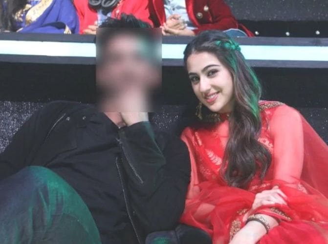 बॉलिवूडमध्ये कमीत-कमी वेळात प्रसिद्ध होणारी सारा अली खान ही सगळ्यात पहिली लहान स्टार आहे. केदारनाथ सिनेमातून साराने सुशांत सिंह राजपूतसोबत बॉलिवूडमध्ये एण्ट्री केली आहे. दोघांच्या केमिस्ट्रीला प्रेक्षकांनी भरभरून प्रेम दिलं. बॉलिवूडमध्ये कमीत-कमी वेळात प्रसिद्ध होणारी सारा अली खान ही सगळ्यात पहिली लहान स्टार आहे. केदारनाथ सिनेमातून साराने सुशांत सिंह राजपूतसोबत बॉलिवूडमध्ये एण्ट्री केली आहे. दोघांच्या केमिस्ट्रीला प्रेक्षकांनी भरभरून प्रेम दिलं.