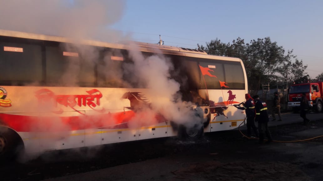 एसटी महामंडळाच्या शिवशाही बसने नागपूर जवळील बुटीबोरी येथे अचानक पेट घेतला. बुधवारी सकाळी 9.30 वाजता ही घटना घडली. एसटी महामंडळाच्या शिवशाही बसने नागपूर जवळील बुटीबोरी येथे अचानक पेट घेतला. बुधवारी सकाळी 9.30 वाजता ही घटना घडली.