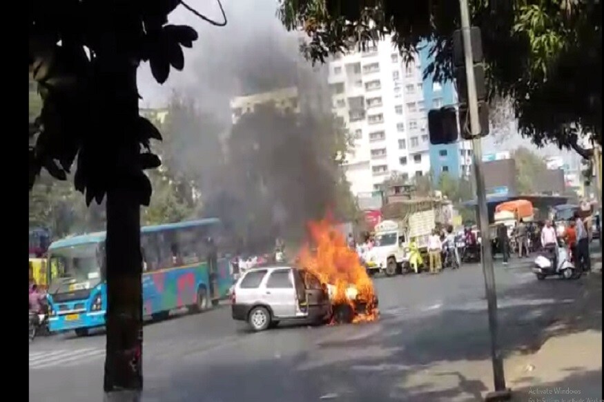 पुणे-सातारा रोडवर धावत्या कारनं पेट घेतल्यानं एकच खळबळ उडाली. वेळीच अग्निशमन दलानं आग आटोक्यात आणल्यानं अनर्थ टळला. पुणे-सातारा रोडवर धावत्या कारनं पेट घेतल्यानं एकच खळबळ उडाली. वेळीच अग्निशमन दलानं आग आटोक्यात आणल्यानं अनर्थ टळला.