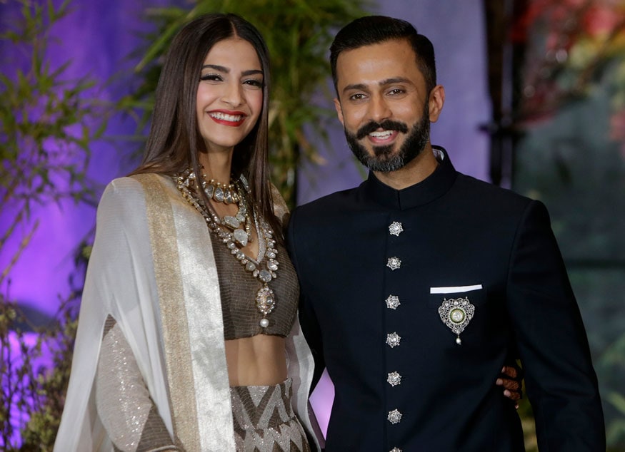 अभिनेत्री सोनम कपूरने गेल्या वर्षी उद्योगपती आनंद अहुजासोबत लग्न केलं. सोनम कपूरच्या करिअरला नुकताच सुरुवात झाली होती आणि लगेचच तिने लग्न करण्याचा निर्णय घेतला. नीरजा सिनेमासाठी सोनमला राष्ट्रीय पुरस्कारही मिळाला होता. त्यानंतर ती तिच्या खासगी आयुष्यात व्यग्र झाली. आता सध्या सोनम 'इक लडकी को देखा तो ऐसा लगा' सिनेमातून पुन्हा पदार्पण करत आहे. अभिनेत्री सोनम कपूरने गेल्या वर्षी उद्योगपती आनंद अहुजासोबत लग्न केलं. सोनम कपूरच्या करिअरला नुकताच सुरुवात झाली होती आणि लगेचच तिने लग्न करण्याचा निर्णय घेतला. नीरजा सिनेमासाठी सोनमला राष्ट्रीय पुरस्कारही मिळाला होता. त्यानंतर ती तिच्या खासगी आयुष्यात व्यग्र झाली. आता सध्या सोनम 'इक लडकी को देखा तो ऐसा लगा' सिनेमातून पुन्हा पदार्पण करत आहे.
