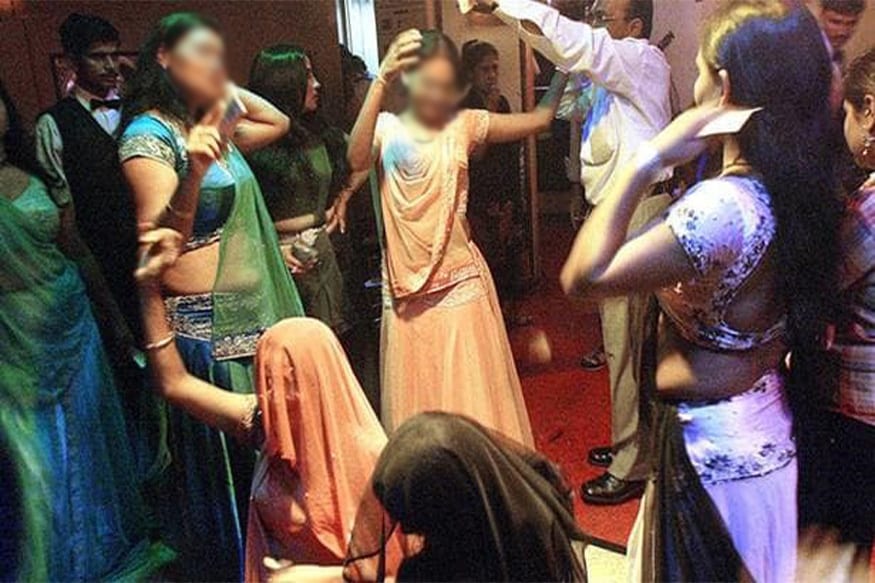डान्स बारमध्ये सीसीटीव्ही लावण्यात यावा, त्याचं नियंत्रण पोलिसांकडे असावी असं राज्य सरकारने म्हटलं होतं. डान्स बारमध्ये सीसीटीव्ही लावण्यात यावा, त्याचं नियंत्रण पोलिसांकडे असावी असं राज्य सरकारने म्हटलं होतं.