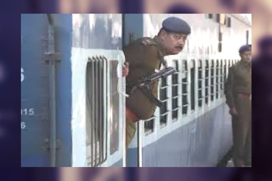 हातात डिग्री आहे पण नोकरी नाही अशी सध्याची परिस्थिती आहे. यामध्ये रेल्वेने सुरक्षा दलाने मोठी भरती काढली आहे. तब्बल 798 पदांवर ही कर्मचाऱ्यांची भरती होणार आहे. हातात डिग्री आहे पण नोकरी नाही अशी सध्याची परिस्थिती आहे. यामध्ये रेल्वेने सुरक्षा दलाने मोठी भरती काढली आहे. तब्बल 798 पदांवर ही कर्मचाऱ्यांची भरती होणार आहे.