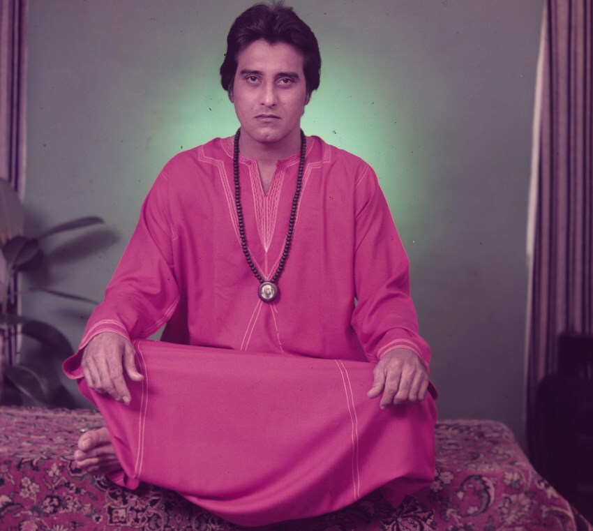 शुटिंगवेळीही ते लाल रंगाच्या कुर्तीमध्येच दिसायचे. जेव्हा सिनेमाचा शॉट पूर्णपणे तयार व्हायचा तेव्हाच ते लाल रंगाचे कपडे काढायचे. त्यांना जे भेटायला यायचे त्या प्रत्येकाला विनोद एकच गोष्ट सांगायचे की, या जमिनीवर फक्त एकच देव आहे तो म्हणजे रजनीश. शुटिंगवेळीही ते लाल रंगाच्या कुर्तीमध्येच दिसायचे. जेव्हा सिनेमाचा शॉट पूर्णपणे तयार व्हायचा तेव्हाच ते लाल रंगाचे कपडे काढायचे. त्यांना जे भेटायला यायचे त्या प्रत्येकाला विनोद एकच गोष्ट सांगायचे की, या जमिनीवर फक्त एकच देव आहे तो म्हणजे रजनीश.