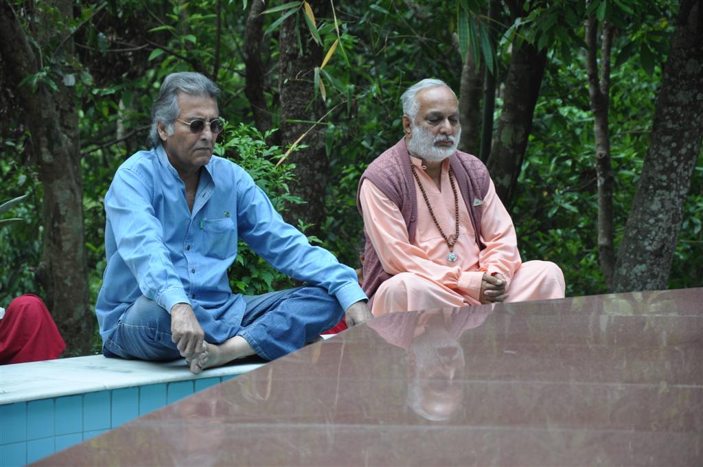 आश्रमच्या बाहेर त्यांचा ड्रायव्हर गाडी घेऊन उभा असायचा. तेव्हा त्याला विनोद माळ्याचं काम करताना दिसायचे. आश्रमात त्यांचं नाव स्वामी विनोद भारती होतं. आश्रमच्या बाहेर त्यांचा ड्रायव्हर गाडी घेऊन उभा असायचा. तेव्हा त्याला विनोद माळ्याचं काम करताना दिसायचे. आश्रमात त्यांचं नाव स्वामी विनोद भारती होतं.