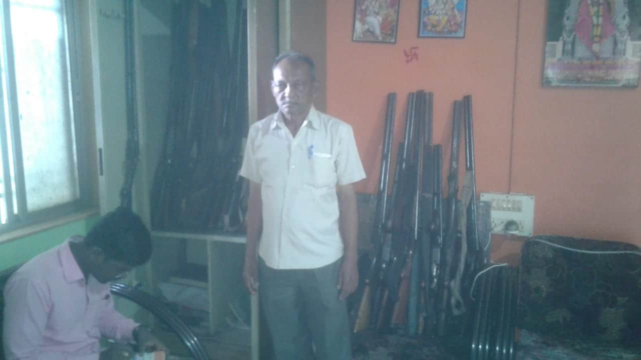 प्रकाश यादव याच्या कडे ही शस्त्रे विक्रीचा परवाना आहे. मात्र त्याने ही शस्त्रे अधिकृत परवाना असलेला दुकानात न ठेवता आपल्या घरी आणली होती. त्यामुळे त्याच्यावर कारवाई करण्यात आली आहे. प्रकाश यादव याच्या कडे ही शस्त्रे विक्रीचा परवाना आहे. मात्र त्याने ही शस्त्रे अधिकृत परवाना असलेला दुकानात न ठेवता आपल्या घरी आणली होती. त्यामुळे त्याच्यावर कारवाई करण्यात आली आहे.
