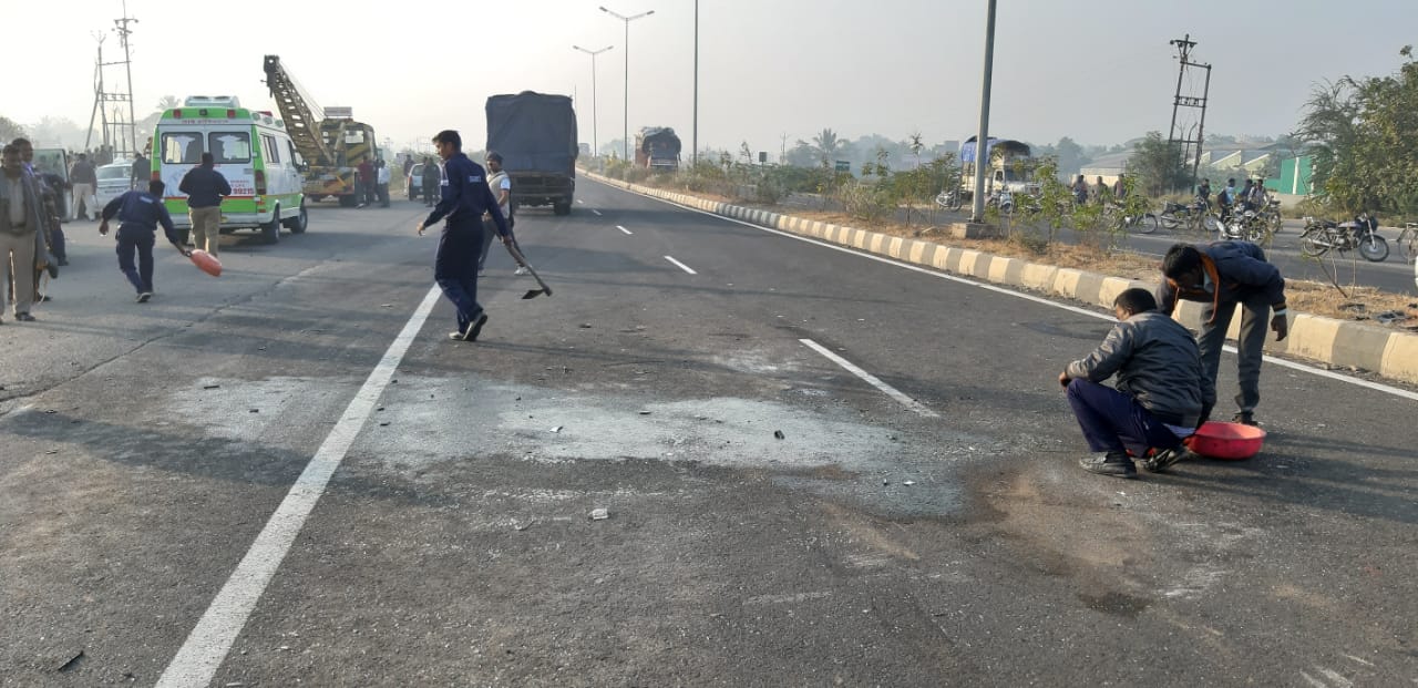 स्वीफ्ट कारने ट्रकला पाठीमागून धडक दिल्याने नाशिक पुणे महामार्गावर संगमनेर इथं भीषण अपघात झाला आहे. स्वीफ्ट कारने ट्रकला पाठीमागून धडक दिल्याने नाशिक पुणे महामार्गावर संगमनेर इथं भीषण अपघात झाला आहे.