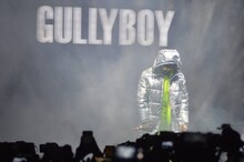 GULLY BOY MUSIC LAUNCH: रणवीरचा लूक पाहून तुम्ही म्हणाल, ‘अरे असे कपडे कोण घालतं’